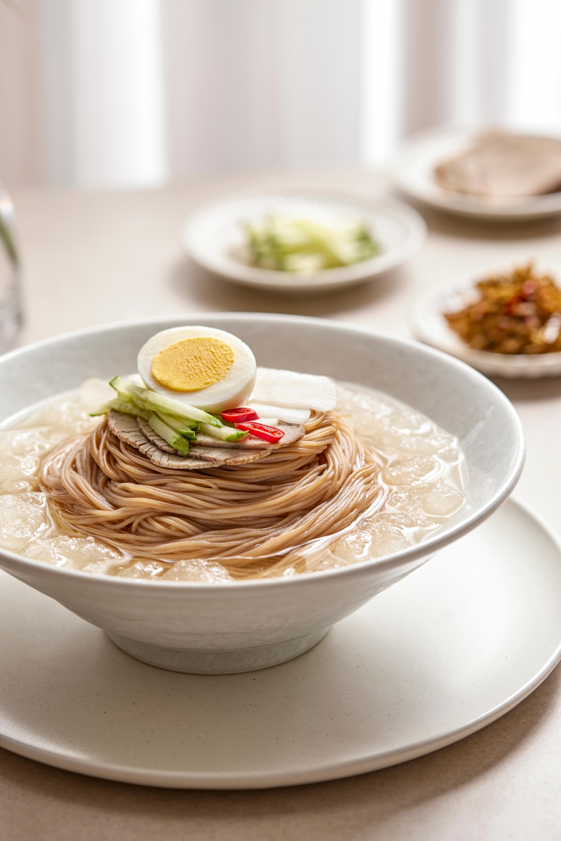 누들플래닛홈페이지 지난 7월 쿠팡 육수•장국 카테고리 1위를 차지한 면사랑의 동치미 냉면육수 연출 이미지
